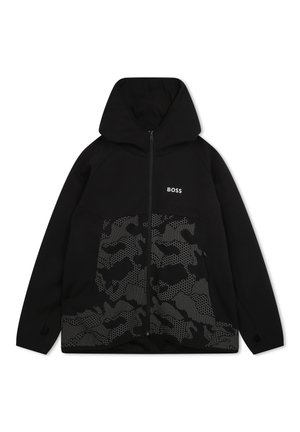 Schwarzer Kapuzenpullover mit Reißverschluss und Kapuze, Daumenlöchern an den Ärmeln, graues Tarnmuster auf der unteren Vorderseite und "BOSS"-Logo auf der linken Brust.