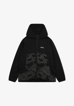 Schwarzer Kapuzenpullover mit Reißverschluss und Kapuze, Daumenlöchern an den Ärmeln, graues Tarnmuster auf der unteren Vorderseite und "BOSS"-Logo auf der linken Brust.