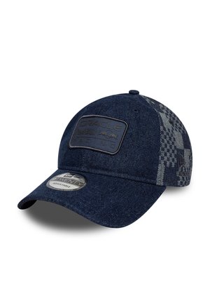 Mørkeblå justerbar baseballkasket med "Oracle Team USA Racing" patch og gråt ternet mønster på højre sidepanel.
