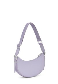 Borsa in pelle lilla dal design curvo, con dettagli in argento e tracolla regolabile con testo in rilievo. Texture liscia e chiusura con zip.