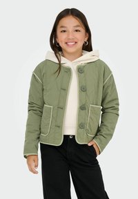Quiltad olivgrön jacka med långa ärmar, försedd med runda knappar, två framfickor och vit kontrasterande kantning längs kanterna.