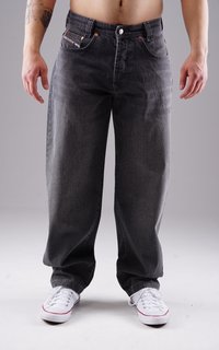 Dunkelgraue Denim-Jeans mit entspannter Passform, ausgestattet mit orangefarbenen Nähakzenten, Fronttaschen und einem Knopfverschluss. Tragen Sie dazu weiße Sneaker.