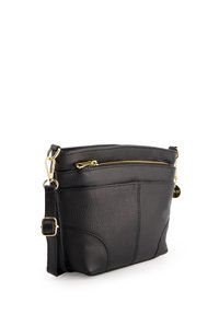 Zwarte leren crossbody tas met gouden hardware, textuurafwerking, ritszakken en een verstelbare schouderband. Heeft een minimalistisch ontwerp.