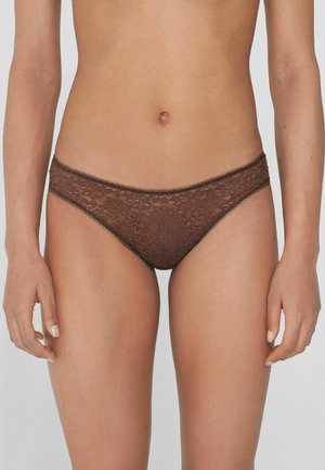 Culotte en dentelle marron avec motifs floraux et bords festonnés. Texture douce et design ajusté, avec une taille basse.