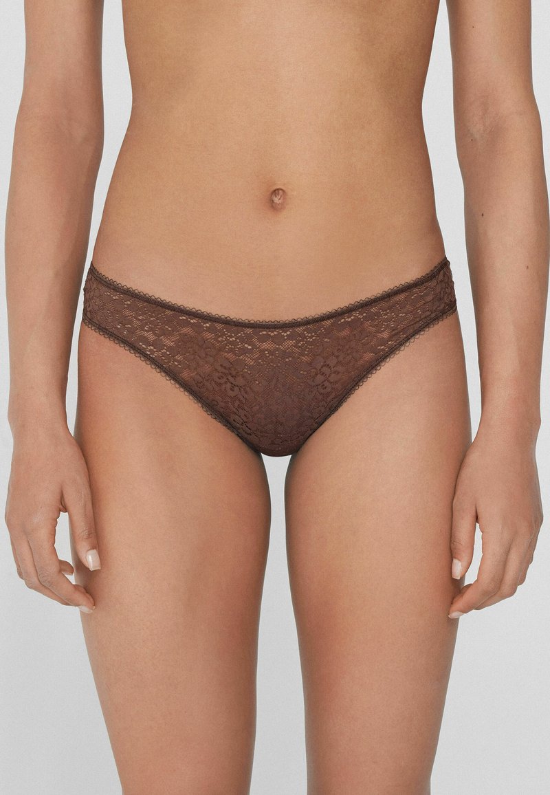 Bruine kanten bikini onderbroek met bloemenpatroon en golvende randen. Zachte textuur en aansluitend ontwerp, met een lage tailleband.