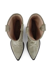Stivaletti alla caviglia con punta affusolata in suede grigio chiaro, caratterizzati da un design decorativo a scallop, fodera interna in morbido rosa e dettagli ad anello per facilitarne l'indossamento.