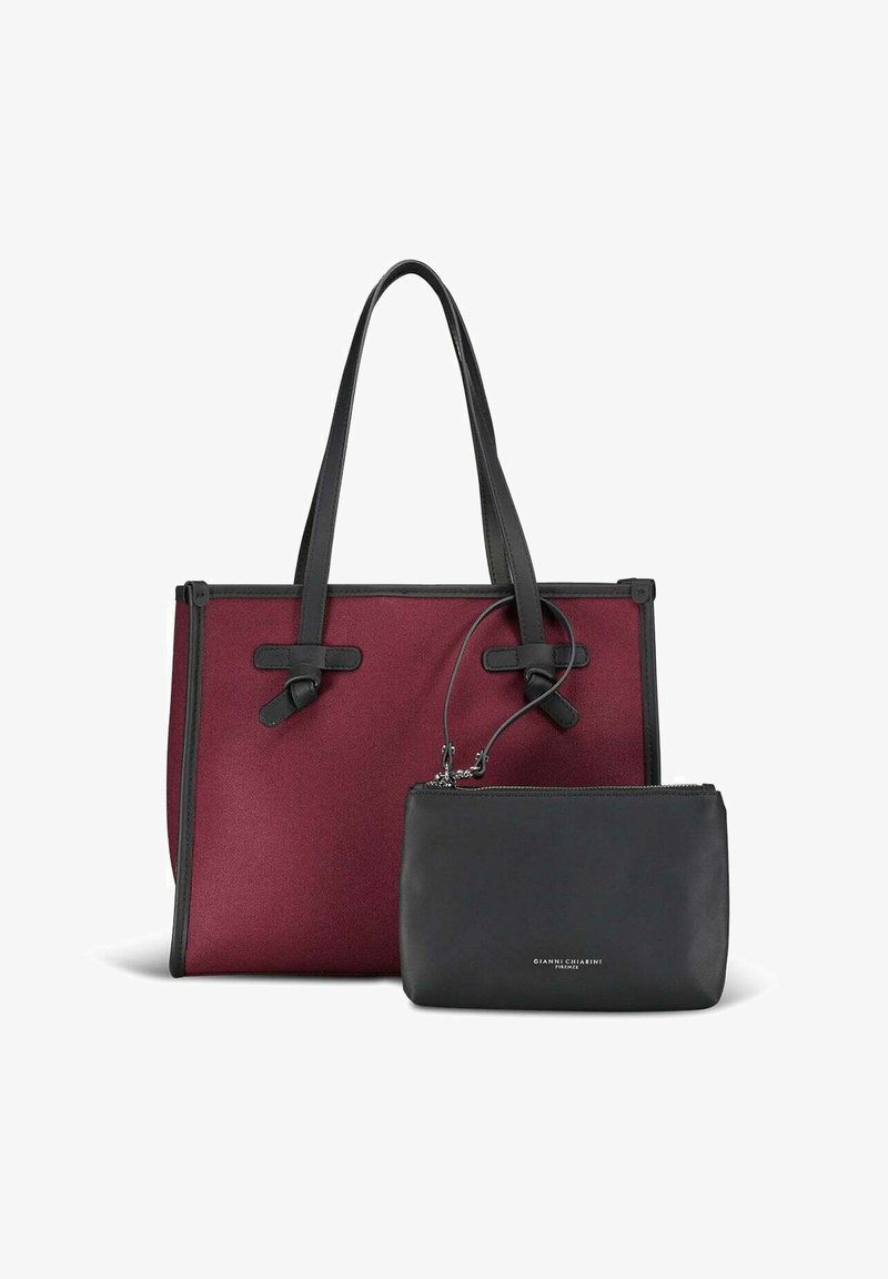 Borsa a spalla bordeaux con dettagli e manici in pelle nera, dotata di lacci interni. Include una pochette nera con zip coordinata.