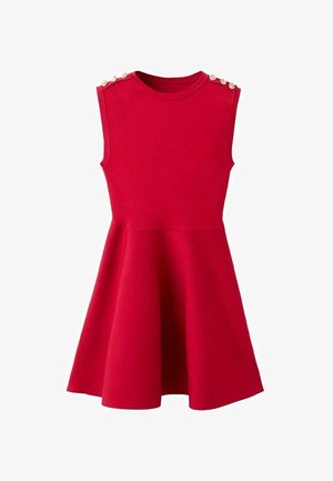Rotes ärmelloses Kleid mit tailliertem Oberteil und ausgestelltem Rock, das dekorative Perlenknöpfe an den Schultern aufweist. Die Textur wirkt glatt.