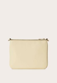 Pochette in pelle color crema con una texture liscia, forma rettangolare e chiusura con zip sulla parte superiore. Dettagli di cucitura sottili lungo i bordi.