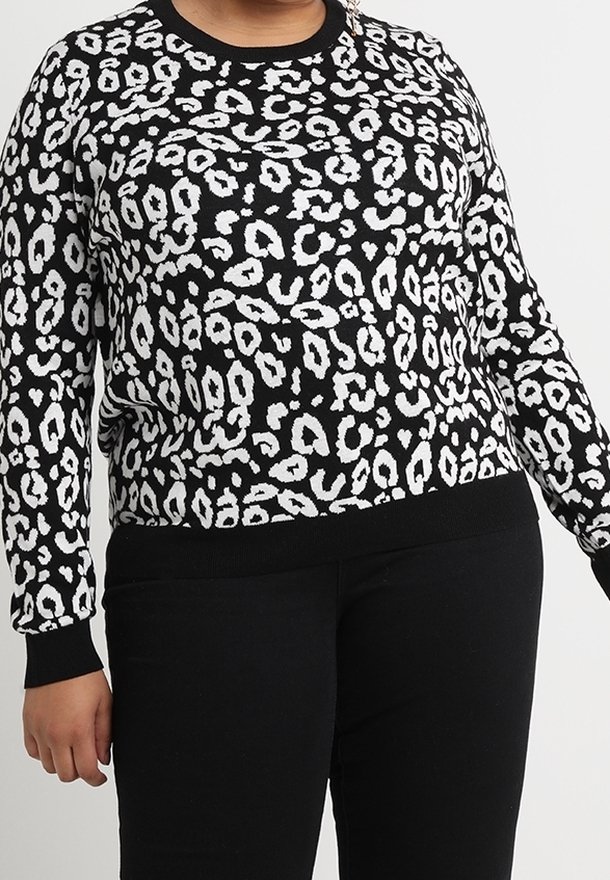 Czarny sweter z białym wzorem w cętki lamparta, z okrągłym dekoltem, długimi rękawami oraz ściągaczami przy mankietach i u dołu.