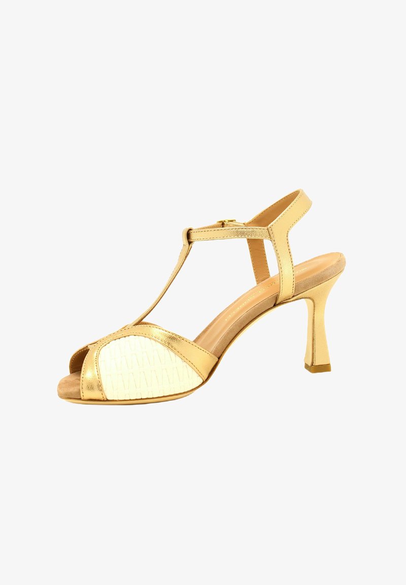 Złote metaliczne sandały na obcasie z designem T-bar, otwarty przód i teksturalnym akcentem w kolorze kości słoniowej. Posiadają cienki pasek w kostce oraz obcas o wysokości 5 cm.