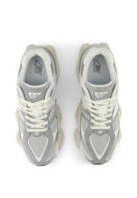 Grå och vita mesh- och mockaskor med en skummussula, med reflekterande detaljer och framträdande logotyp på tungan.