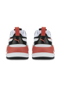 Scarpe sportive nere, bianche e corallo con tomaia in rete, collo imbottito e linguetta posteriore. Presentano una suola testurizzata e un dettaglio del logo in evidenza.