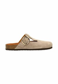 Beige suède instaplaars met een ronde neus, verstelbare zilveren gesp en een kurken tussenzool. Geribbelde rubberen zool voor grip.