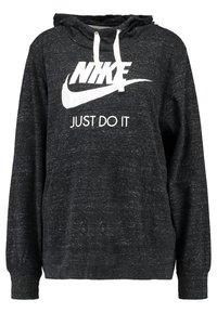 Sudadera de forro polar negra con mangas largas, bolsillo frontal, logo de Nike en blanco y el texto "JUST DO IT" en un lugar destacado. Capucha ajustable con cordones.