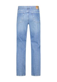 Los jeans de mezclilla azul claro presentan un diseño de pierna recta con bolsillos traseros y un parche de cuero con la marca en la cintura. Textura suave, estilo casual.