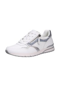 Witte sneaker met zilveren accenten, textuurpanelen van mesh en een zijrits. Heeft een gevoerde zool en een afgeronde teen.