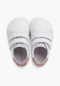 Scarpine per bambini in pelle bianca con chiusura a strappo, punta rotonda e dettagli rosa sul tallone. Interno morbido con marchio impresso.