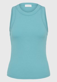 Ribbet tanktop i lys blå, laget av myk stoff. Har rund hals og er uten ermer, egnet for lag-på-lag eller å bruke alene.