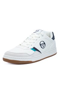 Fehér sportcipő sima bőr felsőrészsel, tengerészkék kiegészítőkkel, türkiz csíkkal, perforált orral, lapos fűzőkkel és gumibetétes talppal.