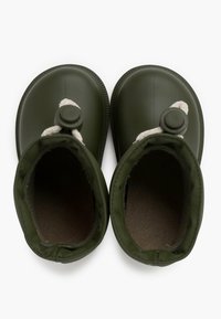 Chanclas de goma verdes con suelas texturizadas, punta redonda y un acento de tela en la parte superior. Forro interior suave para mayor comodidad.