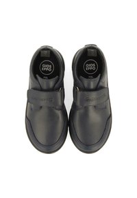 Chaussures en cuir bleu foncé avec un bout rond, dotées d'une sangle Velcro et d'une semelle en caoutchouc texturée. Logo visible sur la sangle et la semelle intérieure.