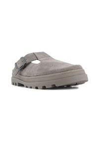 Grå skinnsandaler med stropp og metallspenne, med en teksturert såle og åpen tådesign for ventilasjon.
