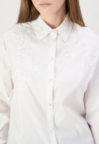 kate spade new york AUTUMN PAISLEY EMBROIDERED SHIRT - Pogājama blūze - fresh white
