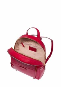 Zaino in pelle rossa con forma arrotondata, cerniera dorata e interno beige. Presenta una piccola tasca con zip all'interno.