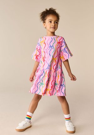Little Bird, REGULAR FIT - 1/4 SLEEVE WITH DROPPED HEM   - Päevakleit - pink ribbon print