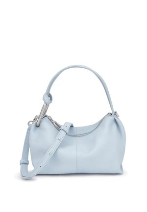 Bolso bandolera de cuero azul claro con correa ajustable, herrajes plateados y logo sutil en relieve en el frente.