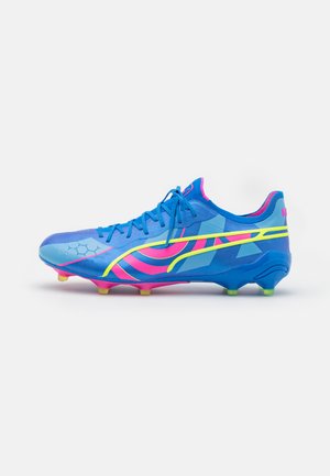 Scarpa da calcio blu con design a gradiente, caratterizzata da accenti rosa e gialli, motivo esagonale e tomaia sintetica testurizzata.