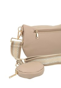Borsa a tracolla in ecopelle beige con hardware dorato, finitura testurizzata e tracolla decorata. Include una piccola pochette rotonda con cerniera.