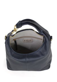 Mörkblå läderhandväska med en strukturerad yta, guldhardware och en bred öppning. Insidan har en ljus foder och en dragkedjeficka.