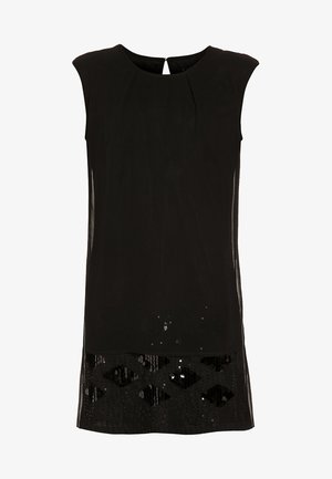 Vestido negro sin mangas con un escote plisado, paneles laterales transparentes y un dobladillo adornado con lentejuelas que presenta un patrón de diamantes.