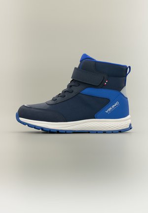 Zapatilla alta en azul marino y azul con suela blanca, cinta de velcro, cordones y la marca "Viking Watershield" en el lateral.