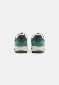 Nike Sportswear AIR FORCE 1 07 LV8 - Sapatilhas - black/vintage green