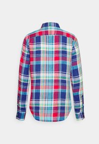 Camicia di flanella a quadri in tonalità rosse, blu e verdi. Maniche lunghe, chiusure a bottone e colletto a punta; texture morbida con vestibilità comoda.