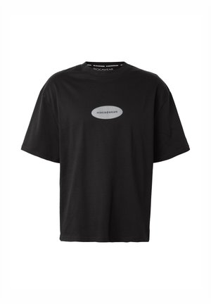 Černé tričko s krátkým rukávem se šedým oválným logem a textem "ROCAWEAR" uprostřed na hrudi, s kulatým výstřihem.