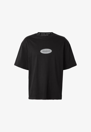 Černé tričko s krátkým rukávem se šedým oválným logem a textem "ROCAWEAR" uprostřed na hrudi, s kulatým výstřihem.