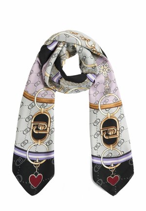 Foulard en soie avec motifs de chaînes et de cadenas en or, noir, violet et gris, avec des breloques rouges en forme de cœur aux extrémités inférieures.