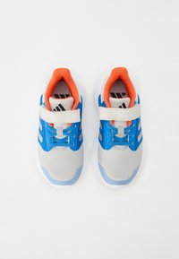 Des chaussures de sport avec une tige en maille grise ornée d'accents bleus, d'une doublure orange, d'une sangle blanche et de semelles en caoutchouc texturé pour une meilleure adhérence.