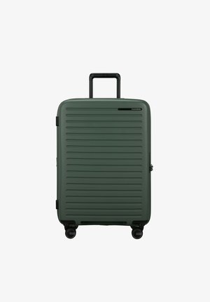 Valise rigide de couleur vert olive. Design à rayures horizontales, poignée télescopique noire et quatre roues multidirectionnelles pour une maniabilité facile.