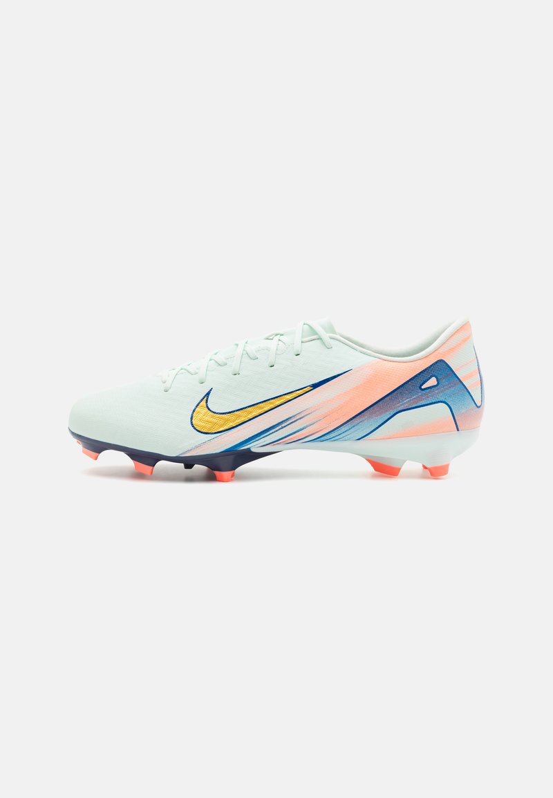 Scarpini da calcio Nike in verde menta chiaro con un design a gradiente, dotati di un logo blu e dettagli in corallo. Superficie sintetica testurizzata e tacchetti.