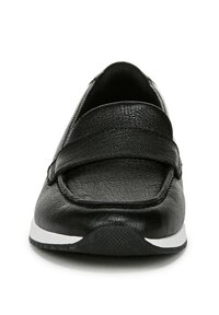 Zwarte leren instapschoen met een brede band, een gestructureerd oppervlak en een witte rubberen zool. Ontworpen voor comfort met een ronde neus.