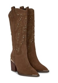 Brązowe zamszowe kowbojki z szpiczastymi noskami, słupkowymi obcasami, dekoracyjnymi przeszyciami oraz ozdobnymi srebrnymi ćwiekami.
