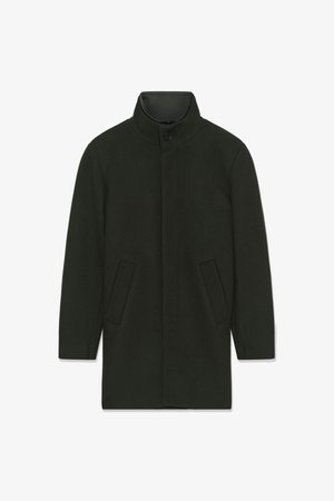 Zöld gyapjúkabát magas gallérral, elülső gombos rögzítéssel és két oldalsó zsebbel. Az anyag sima textúrájú, szabott kialakítású.