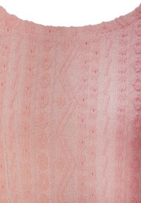 Hellrosa, gestrickter Pullover mit einem strukturierten Muster, das Zickzack- und kreisförmige Motive zeigt. Der Halsausschnitt ist rund und gerippt.