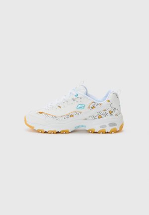 Weißer Skechers Sneaker mit gelbem Blumenmuster, hellblauem Logo, klobiger Sohle und hellbrauner Laufsohle auf schlichtem hellgrauem Hintergrund.