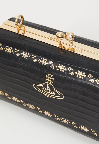 Melna teksturēta rokassoma ar zelta ziedu rakstu, zelta Vivienne Westwood orb logo un zelta aizdares aparatūru augšā.